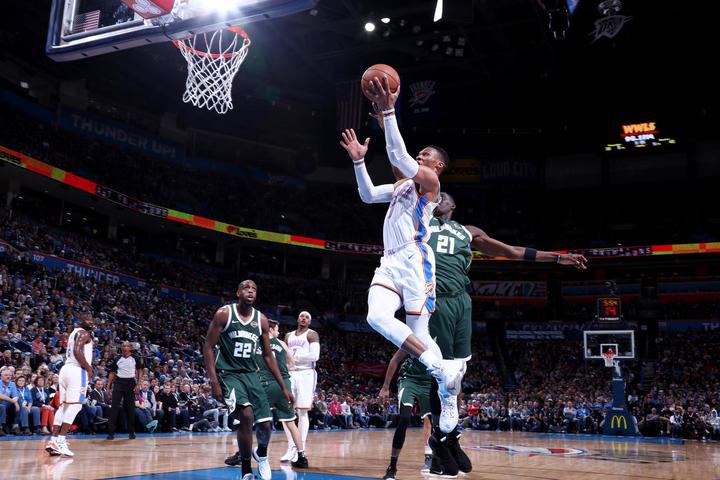  字母哥暴扣绝杀雄鹿一分险胜凯尔特人登顶东部